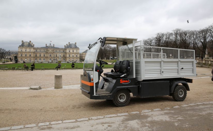 Vehículo con plataforma en los Jardines de Luxemburgo